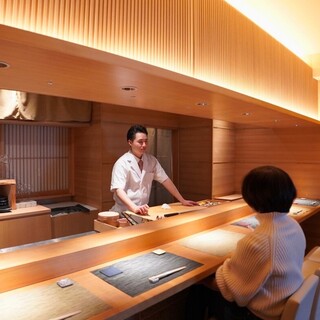 カウンター席や接待などに最適な完全個室あり