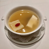 彬龍華 66 - ふかひれ入り薬膳 美白のコラーゲン蒸しスープ