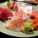 大衆料理　川治 - 刺し盛り（アコウ鯛・真鯛・〆サバ・カンパチ・赤身・中トロ・うに）