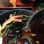 海鮮料理　魚盛 - 2013.12.27 名物！魚盛丼(海鮮丼)580円。出汁醤油をかけます。