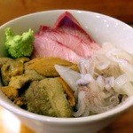 辰巳寿司 - 三色丼