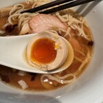 らぁめん鴇 - 卵。完璧。食感がいい！絶妙な浸け具合。