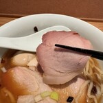 らぁめん鴇 - そしてモモ。完成度高すぎる。これに鶏の胸肉も2枚入っています。