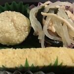 おにぎりの桃太郎 - 鶏とわかめの中華サラダ・だし巻玉子焼き・胡麻団子