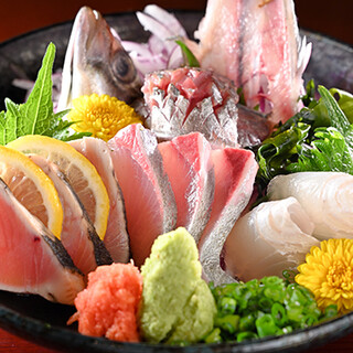 新鮮な魚や厳選食材で作る逸品はお酒との相性抜群。ランチも歓迎