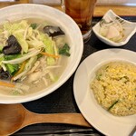 今日海飯店 - 料理写真:「塩野菜湯麺＋半チャーハン」（週替わりランチ４）950円也。税込。