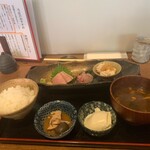 Gomyo No Mukai - 全体像。リーマンが来ないからかご飯はおちょぼサイズ。なめこ汁も好感が持てます。小鉢は、煮物(玉コンニャク)に汲み上げ豆腐。