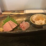 Gomyo No Mukai - お刺身は、左から脂の乗った鰤、鯛、白子ポン酢。ご飯も良かったんで前回より٩(◜ᴗ◝ )۶