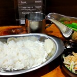 上目黒カレー - Topping-B(トマト、獅子唐、豚バラ肉、梅干し入り) 950円