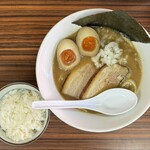 だしと麺kiti - 味玉ラーメン 1050円、ライス 無料サービス
            2024年2月16日