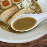 だしと麺kiti - 「味玉ラーメン」のスープ
            2024年2月16日