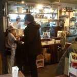 Mitsuya Dou Seimen - オープン厨房。みんな白いユニフォームで統一