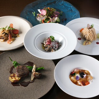 産地厳選の食材を使ったディナーコース。名店出身シェフが提供