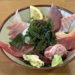 Ginoza Kaki No Ryoushi Ba-Bekyu- - 海鮮丼！うまい！！！ここは海鮮だ！