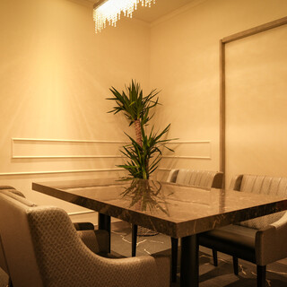 4名様個室、6名様個室、10名様個室のご用意がございます。※2名様から承れます。