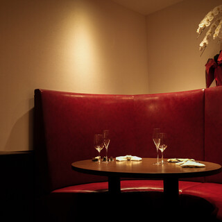 3名様までお座りいただけるソファー席をご用意しております。