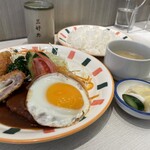 Miyoshiya - 味噌汁、お新香、湯呑み。いいぞ大衆洋食店！