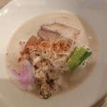 麺処 愛媛ん軒 - 愛媛ホワイト(950円)白味噌ですが鯛の香りを引き立てる逸品。麺は中太麺で滑らかだが、ちょっとやわいので、麺硬めがおすすめ