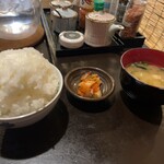 地鶏焼 かがり火 - ご飯とお味噌とキムチ