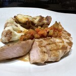 パザパ - 豚肉の下にはローストしたカリフラワーと「ラザニア」が。