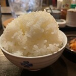 地鶏焼 かがり火 - ご飯は小さめのお茶碗にこんもりと