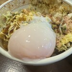 Sukiya - お好み牛玉丼に、温泉玉子を乗せる