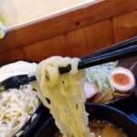 俺の中華たなか家 - 麺リフト⤴️自家製太麺に「味噌味つけ汁」が絡んできます♬