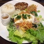 Bikkuri Donki - ジュレがけ豆腐のサラダプレート