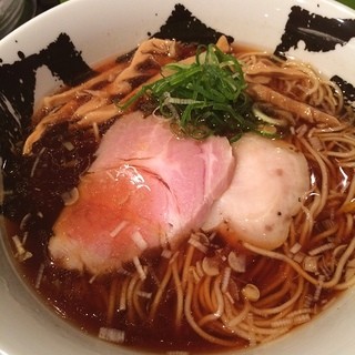 Rokurokuroku - 煮干醤油ラーメン！
                        何か新しい限定があるか期待をしたがまだみたい。
                        挙げ句の果てに何時もセットのように注文していたガーリックポークごはんが売切れマーク…
                        どのメニューも美味しいがテンションが下がる。
                        結局、完食完飲！