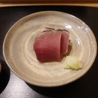 鮨 十兵衛 - めじまぐろ、皮目を炭焼きにした身とづけ