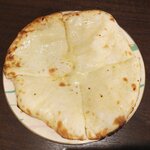 インドカレーガル バガイチャ - チーズナン
