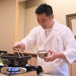 道人 - 鴨を鍋にくぐらせて。大将の笑顔もいい感じ♫