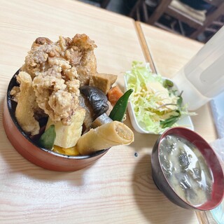 ごはん処 あだち - ここにご飯でサービス定食¥1100