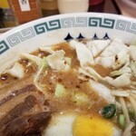 桂花ラーメン - 黒マー油の表情など。