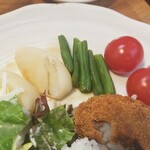 キッチン ブルー グローブ - 残したサラダで食を進める