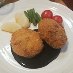 キッチン ブルー グローブ - 里芋と牛挽肉のコロッケのアップ