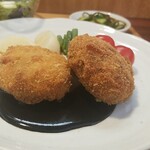 キッチン ブルー グローブ - 正面から、まん丸なコロッケ