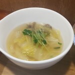 キッチン ブルー グローブ - 白菜と茸スープのアップ