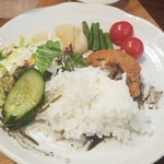 キッチン ブルー グローブ - ご飯、サラダ、お新香を乗せて特製ソースを吸わせます