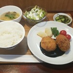 キッチン ブルー グローブ - 里芋と牛挽肉のコロッケ　イカ墨仕立て特製ソース