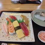 いづ源 - にぎり寿司と鯖寿司2切れ