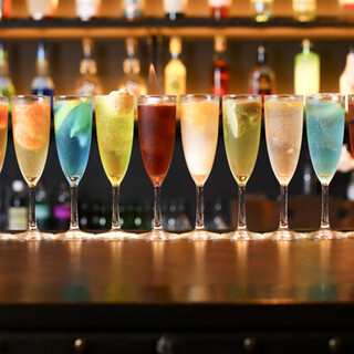 照片中色彩鮮艷的“生日石雞尾酒”非常適合作為慶祝活動。