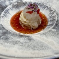 Lito - ・白海老
                富山の白海老、小豆島の素麺、ハイビスカス、発酵トマトソースと大葉のオイル。サッパリとした素麺を使った冷製パスタでお口直し
                最後にシェフがソースを流して完成＾＾