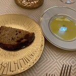 SALONE TOKYO - パンは2種類。こちらは全粒粉。