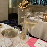 SALONE TOKYO - シャンパーニュと卓上の薔薇。
