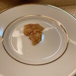 SALONE TOKYO - 白いティラミスに入っている、アーモンドチュイル。わざわざ持ってきて下さいました。感激。