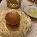 SALONE TOKYO - 丸パン。しっかりもっちりとしていて、オリーブオイルの美味しさも際立ちます。