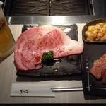 薩摩焼肉　黒桜 - 『生ビール(大)』(680円)『はみ出る極上ロース』(1780円),『とろける極上カルビ』(1780円),『ホソ(小腸）』(550円)～♪(^o^)丿