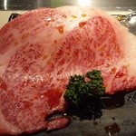 薩摩焼肉　黒桜 - 『はみ出る極上ロース』(1780円)！凄い霜降りロース～！！＼(◎o◎)／！！