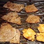 薩摩焼肉　黒桜 - 極上ロース,極上カルビ,ホソを焼いているところ～♪(^o^)丿